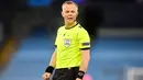 Kinerja wasit Bjorn Kuipers yang memimpin laga Manchester City vs PSG menjadi sorotan. Sebab, sang pengadil diklaim memakai kata-kata kasar untuk membentak pemain PSG. (AFP/Paul Ellis)