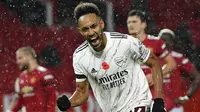Striker Arsenal, Pierre-Emerick Aubameyang, melakukan selebrasi usai mencetak gol ke gawang Manchester United pada laga Liga Inggris di Stadion Old Trafford, Minggu (1/11/2020). Arsenal menang dengan skor 1-0. (Shaun Botterill/Pool via AP)