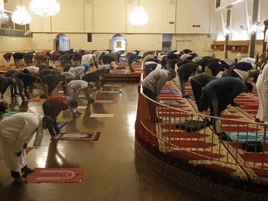 Umat Muslim melaksanakan sholat tarawih dengan menerapkan jarak sosial pada malam pertama bulan suci Ramadhan di Pusat Komunitas Muslim Chicago, Senin (13/4/2021). (AP Photo/Shafkat Anowar)