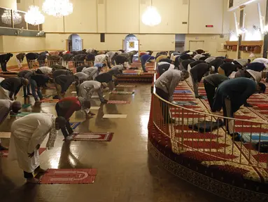 Umat Muslim melaksanakan sholat tarawih dengan menerapkan jarak sosial pada malam pertama bulan suci Ramadhan di Pusat Komunitas Muslim Chicago, Senin (13/4/2021). (AP Photo/Shafkat Anowar)