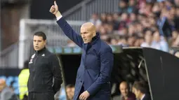 Pelatih Real Madrid, Zinedine Zidane memberikan instruksi kepada anak asuhnya saat melawan Celta Vigo pada lanjutan La Liga di Balaidos stadium, Vigo, Rabu (17/5/2017). Madrid menang 4-1. (AP/Lalo R. Villa