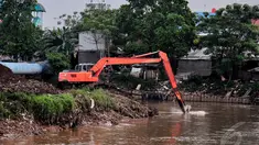 Sebuah eskavator mengeruk Sungai Ciliwung di kawasan jalan KH. Abdul Syafei, Jakarta, Senin (16/6/2014) (Liputan6.com/Faizal Fanani)