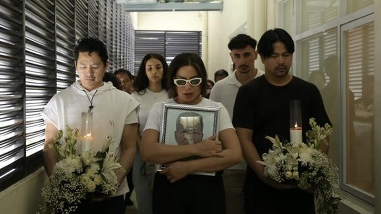 Jessica Iskandar Peluk Erat Foto Mendiang Ayahnya Hardy Iskandar saat Prosesi Kremasi, Vincent Verhaag Setia Menemani