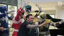Pemeran Power Ranger Hijau, Jason Frank berpose bersama karakter Power Ranger lainnya seusai jumpa pers Indonesia Comic Con 2017 di kawasan Thamrin, Jakarta, Kamis (26/10). (Liputan6.com/Herman Zakharia)