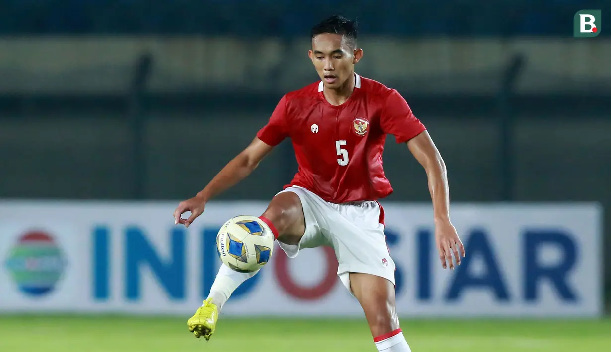 Rizky Ridho. Bek tengah berusia 21 tahun bernama lengkap Rizky Ridho Ramadhani ini memang tergeser posisinya setelah kehadiran Jordi Amat. Namun saat menghadapi Brunei Darussalam, pelatih Shin Tae-yong bisa saja mengubah formasi dengan memasukkan pemain milik Persebaya Surabya ini untuk menemani Fachruddin Aryanto dan Jordi Amat di jantung pertahanan Timnas Garuda. (Bola.com/M Iqbal Ichsan)