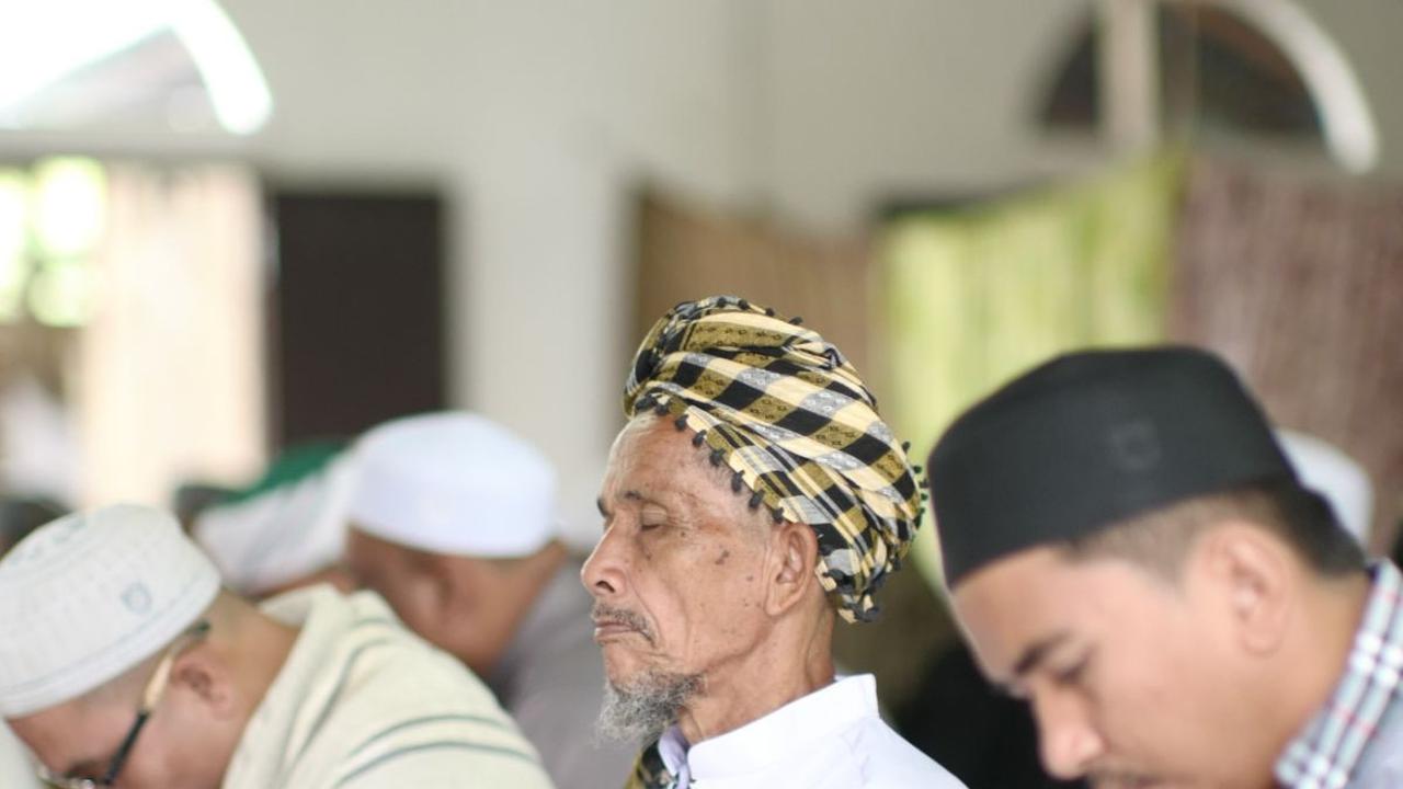Beberapa ulama memiliki pandangan yang berbeda perihal apakah diperbolehkan minum saat shalat jumat. Berikut di antaranya.