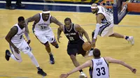 Forward San Antonio Spurs Kawhi Leonard (2) melewati kepungan pemain Memphis Grizzlies pada pertandingan di FedExForum, Jumat (28/4/2017) pagi WIB. Spurs menang 103-96. (AP Photo/Brandon Dill)