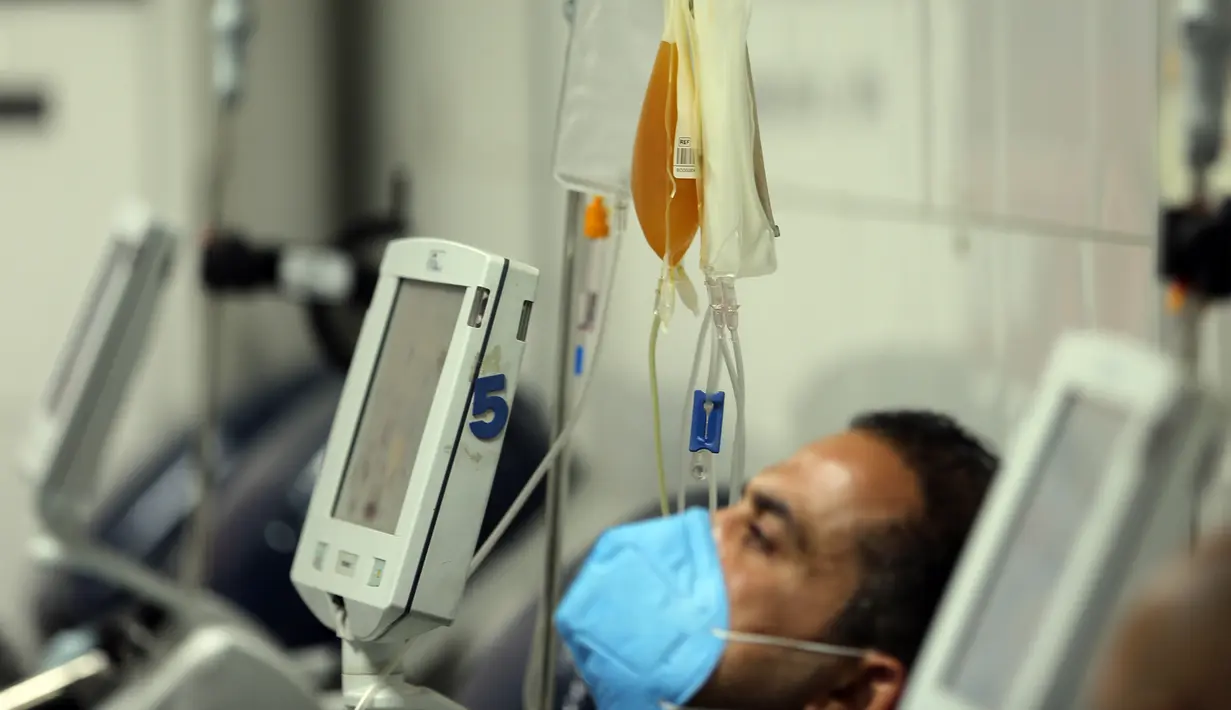 Pasien yang telah sembuh dari COVID-19 mendonorkan plasma di Pusat Transfusi Darah Nasional, Baghdad, Irak, Minggu (28/6/2020). Kementerian Kesehatan Irak pada 29 Juni 2020 mengatakan bahwa kasus COVID-19 di Irak sebanyak 47.151, sementara pasien sembuh mencapai 1.852. (Xinhua/Khalil Dawood)