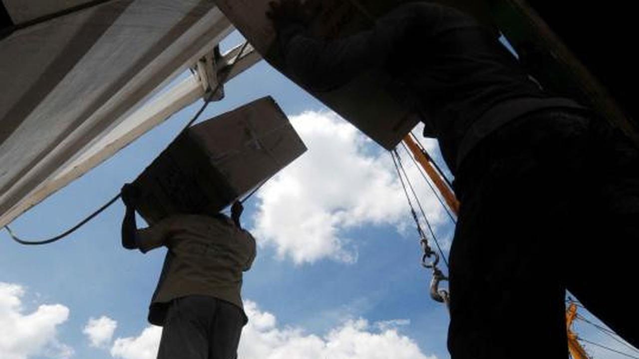 Kesibukan pengangkut barang di Sunda Kelapa jelang akhir tahun