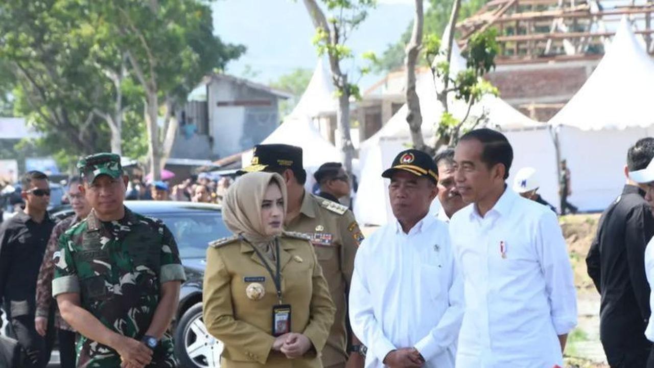 Dengan seragam lorengnya, Panglima TNI Jenderal Agus Subiyanto selalu siap berada di sisi Jokowi.