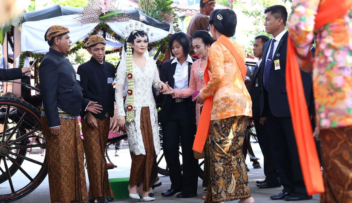 Selvi Ananda berjalan menuju tempat didampingi keluarganya. (Galih W. Satria/Bintang.com)