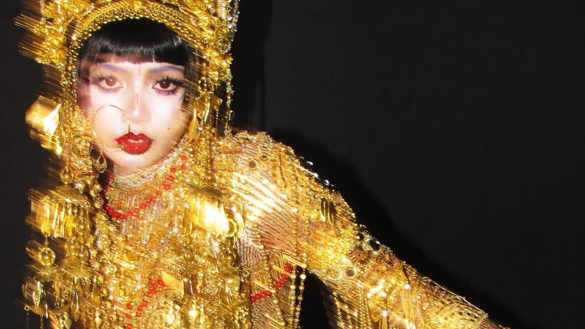 Lisa Jadi Wanita Emas untuk Halloween Jelang Konser BLACKPINK di Jakarta