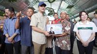 Menteri Transmigrasi (Mentrans) Iftitah Sulaiman Suryanagara membagikan bingkisan lebaran dari Presiden Prabowo Subianto di Rempang. (Foto: Istimewa).