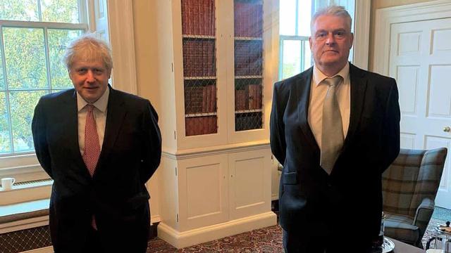 PM Boris Johnson dengan MP Lee Anderson pada 12 November.