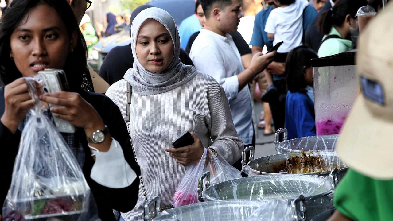 FOTO: Berdesakan Berburu Takjil Di Pasar Benhil