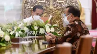 Presiden Joko Widodo atau Jokowi (kiri) berbincang dengan Menteri Sekretaris Negara Pratikno usai disuntik vaksin COVID-19 di Istana Merdeka, Jakarta, Rabu (13/1/2021). Vaksin yang disuntikkan kepada Jokowi adalah vaksin buatan Sinovac Life Science Co.Ltd. (Biro Pers Sekretariat Presiden/Muchlis Jr)