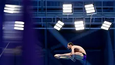 Perenang Rusia, Aleksandr Bondar saat beraksi di nomor lompat indah pada ajang Kejuaraan Akuatik Eropa di Duna Arena, Budapest, Hungaria, (16/5/2021). (AFP/Tobias Schwarz)