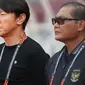 Pelatih Timnas Indonesia, Shin Tae-yong (kiri) dan manajer tim Sumardji saat menghadapi Vietnam dalam laga leg pertama babak semifinal Piala AFF 2022 di Stadion Utama Gelora Bung Karno (SUGBK), Jumat (6/1/2023) sore WIB. (Bola.com/Abdul Aziz)