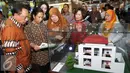 Rini M Soemarno di dampingi Maryono melihat maket saat acara HUT KPR BTN di Jakarta, Selasa (14/12). Dalam kurun waktu tersebut, BTN telah mampu menyalurkan KPR sebanyak 3,77 juta unit rumah dengan nilai sebesar Rp 178 triliun. (Liputan6.com/Angga Yuniar)