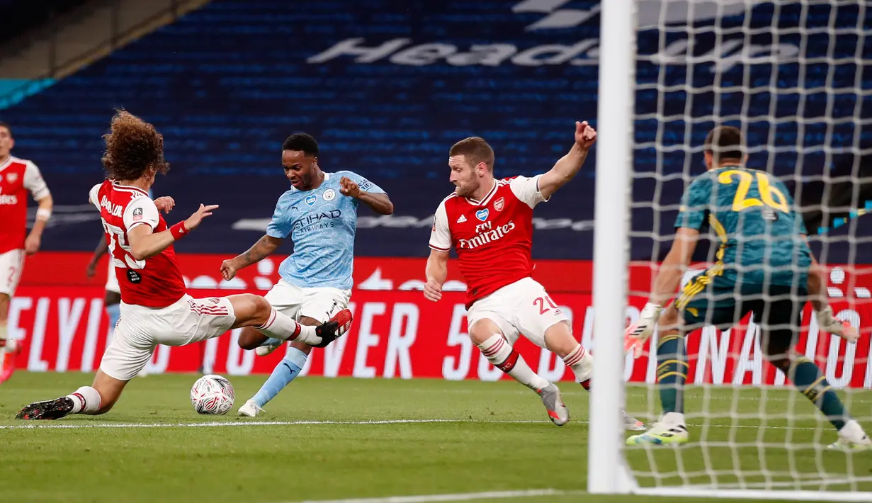 Penyerang Manchester City, Raheem Sterling berusaha menembak bola ke gawang selama pertandingan semifinal Piala FA di Wembley di London, Inggris, Sabtu, (18/7/2020). Di final, Arsenal akan menunggu pemenang duel semifinal kedua antara Chelsea melawan Manchester United. (AP Photo/Matt Childs,Pool)