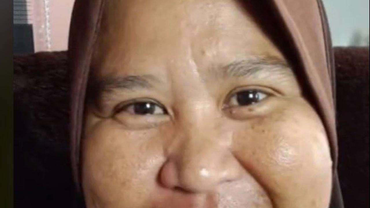 Ini potret emak-emak usia 49 tahun sebelum dimakeup jadi pengantin. Tampak emak-emak ini memiliki kulit yang tak kencang seperti saat muda. Penampilannya juga tampak natural tanpa make up.