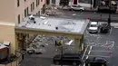 Beberapa gambar video yang diambil dari lokasi kejadian menunjukkan puing-puing berserakan di jalan antara dua bangunan. (Amanda McCoy/Star-Telegram via AP)