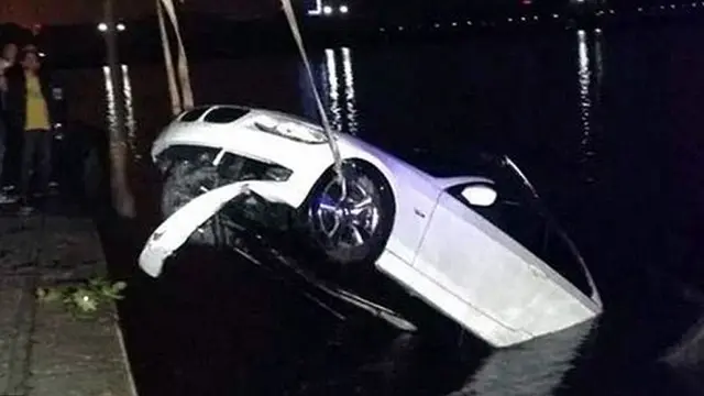 Jangan Telepon Waktu Mengemudi, Bisa Nyemplung ke Sungai