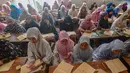 Santriwati saat mengikuti kegiatan belajar mengajar kajian kitab kuning Ayyuhal Walad di Pondok Pesantren (Ponpes) Sirajussa’ Adah di Limo, Depok, Jawa Barat, Kamis (26/2/2026). (merdeka.com/Arie Basuki)