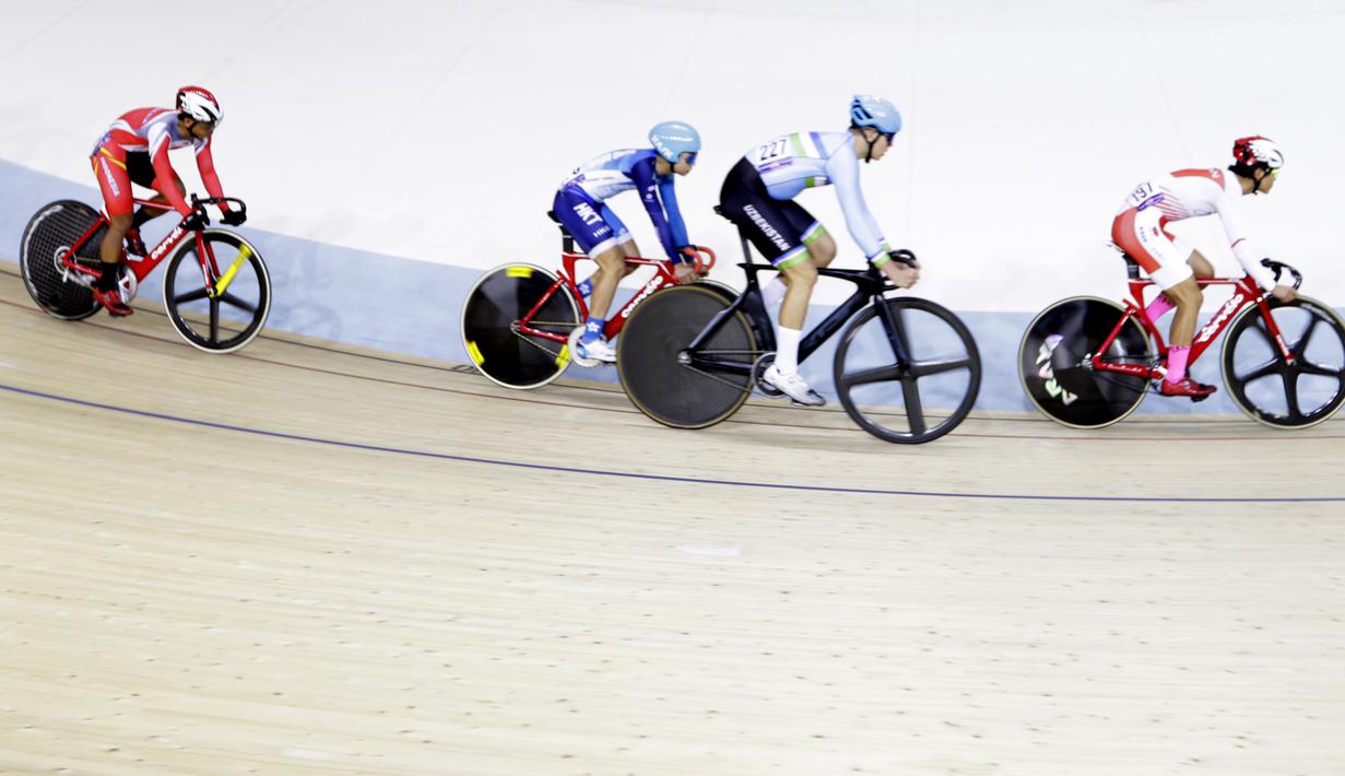 Pesepeda Indonesia, Angga Dwi Wahyu (kiri), memacu kecepatan pada nomor scratch race junior putra saat Asian Track Championship 2019 di Jakarta International Veledrome, Jakarta, Kamis (10/1). Angga berhasil meraih emas. (Bola.com/Yoppy Renato)