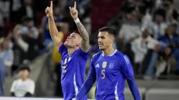 Pemain Argentina, Lautaro Martinez, melakukan selebrasi setelah mencetak gol ke gawang Kosta Rika dalam laga persahabatan yang digelar di Los Angeles Memorial Coliseum, Amerika Serikat, Rabu (27/3/2024). Gol Argentina dicetak oleh Angel Di Maria, Alexis Mac Allister dan Lautaro Martinez. (AP Photo/Eric Thayer)