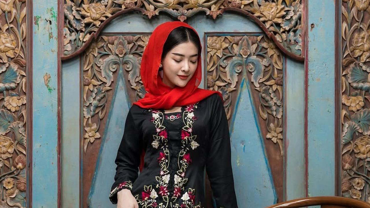 7 Model Kebaya Modern ala Dara Sarasvati, Inspirasi Tampil Simpel Namun Fashionable