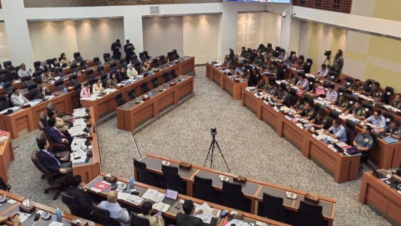 Usai Gelar Rapat di Hotel Mewah, DPR Tetap Lanjutkan Bahas Revisi UU TNI Kendati Tuai Protes
