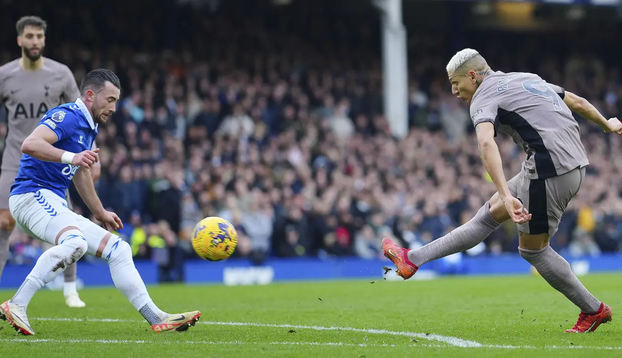 <p>Pemain Tottenham Hotspur, Richarlison (kanan) mencetak gol kedua timnya ke gawang Everton pada laga lanjutan Liga Inggris 2023/2024 Goodison Park stadium, Liverpool, Inggris, Minggu (04/02/2024) dini hari WIB. (AP Photo/Jon Super)</p>