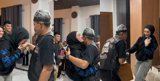 Komedian dan pembawa acara Sutisna alias Sule baru saja genap 47 tahun. Dalam ulang tahunnya, ia mendapatkan banyak kejutan dari orang-orang tercintanya. Salah satunya dari Santyka Fauziah. [TikTok/pkmanagement]