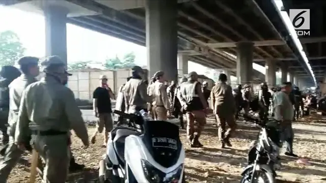 Tim gabungan yang terdiri dari Satpol PP, TNI AD, dan kepolisian, meratakan bedeng-bedeng di kolong tol Kalijodo. Saat penertiban, Tim Satpol PP pun menemukan puluhan bon atau nota pembelian bir di lokasi tersebut.