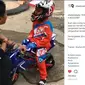 Anak pertama Rifat Sungkar, El-Mayka saat diberi pengarahan dari intruktur RDL sebelum mengendarai motor mini (IG: rifatdrivelabs)