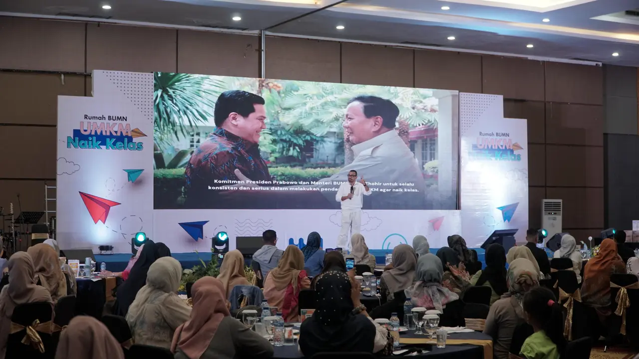 Arya Sinulingga, Staf Khusus Menteri BUMN, menjelaskan bahwa pendekatan berbasis data menjadi keunggulan program UMKM Naik Kelas 2025.