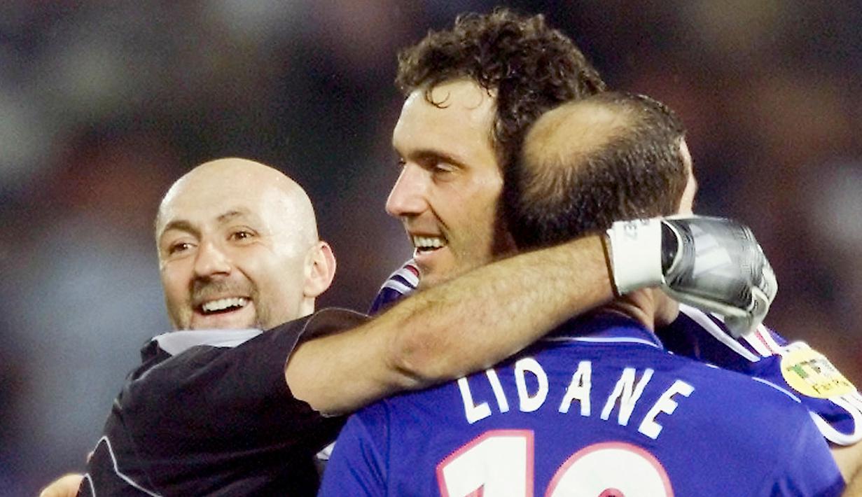 Kecupan ke kepala itu seakan menjadi simbol tim Prancis selama turnamen. Tim Ayam Jantan pun menganggap apa yang dilakukan pemainnya itu membawa keberuntungan. (AFP/Patrick Hertzog)