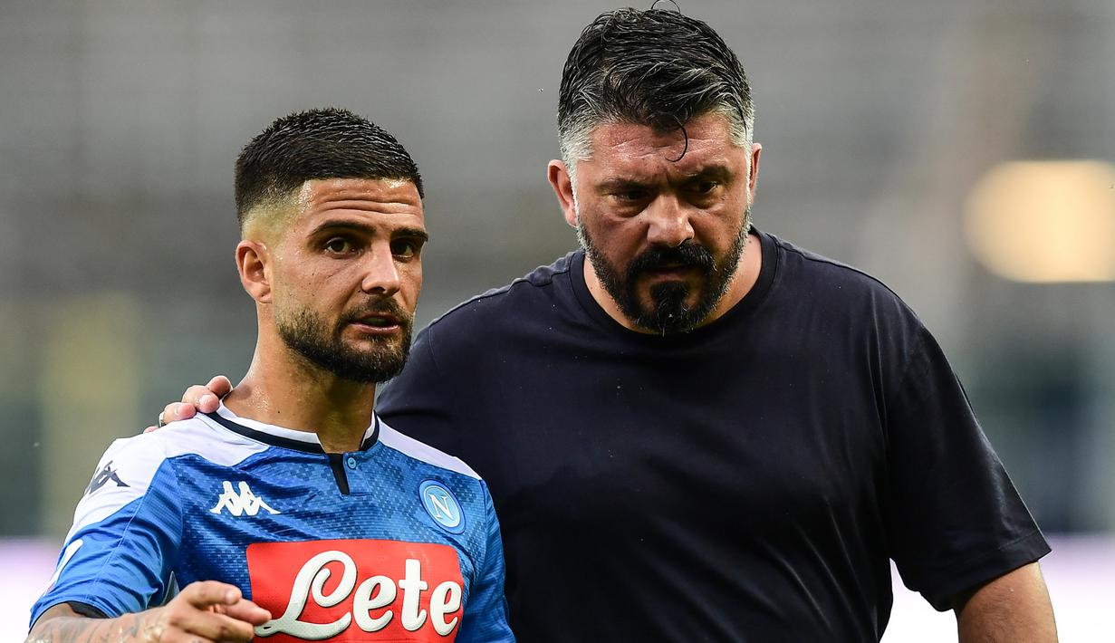 Pelatih Napoli, Gennaro Gattuso, berbicara dengan Lorenzo Insigne saat menghadapi Atalanta pada laga lanjutan Serie A pekan ke-29 di Gewiss Stadium, Jumat (3/7/2020) dini hari WIB. Atalanta menang 2-0 atas Napoli. (AFP/Miguel Medina)