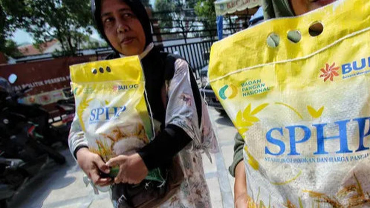 Kita Pastikan Setiap Piring Terisi', 900 Ton Beras Didistribusikan ke Sumatera dan Kalimantan