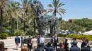 Pengunjung berfoto di replika patung kuda troya bernama "Cyber Horse" yang terbuat dari ribuan komputer dan komponen ponsel yang terinfeksi virus, di pintu masuk konferensi Cyber Week tahunan di Tel Aviv University, Israel, Senin (20/6). (Jack GUEZ/AFP)