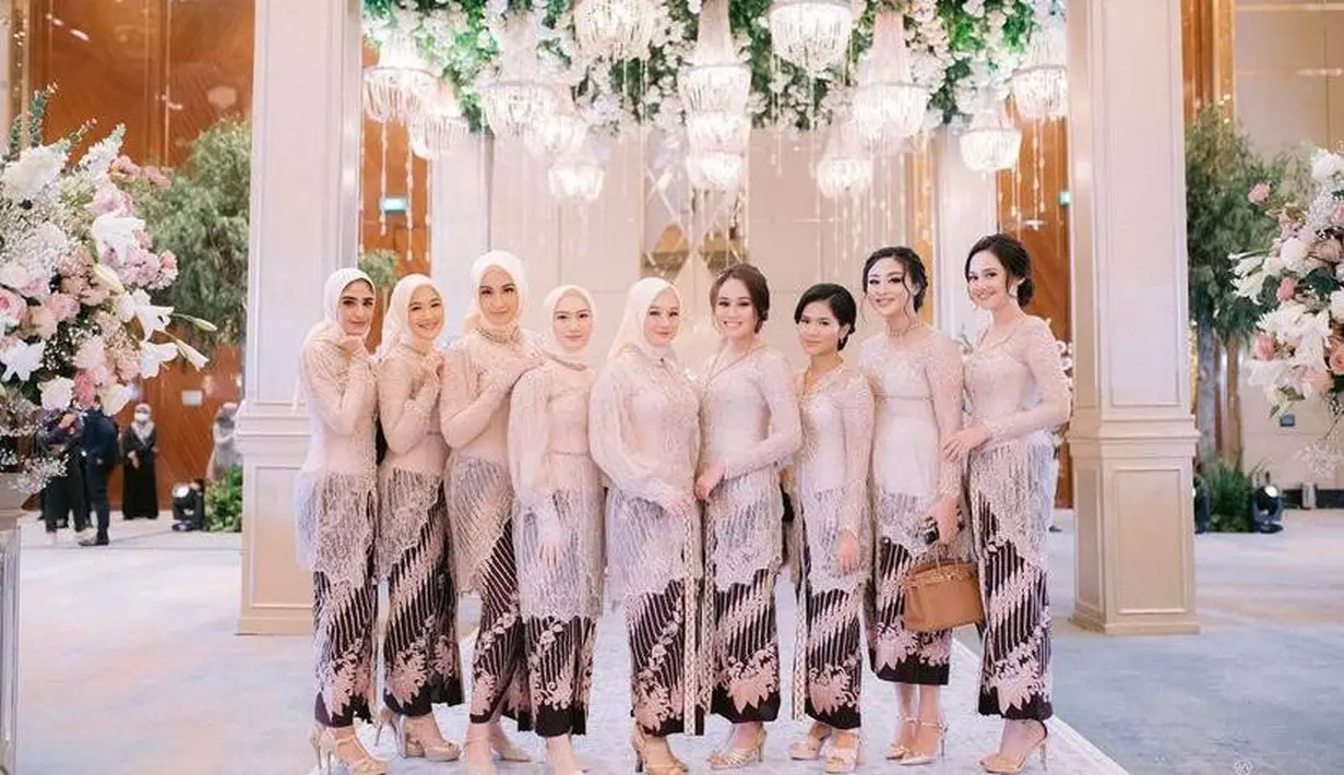 Untuk akad Lesti Kejora dan Rizky Billar, para bridesmaid terlihat anggun berbalut kebaya modern warna pink pastel dan kain jarik batik. (Instagram/venemapictures).