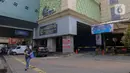 Perusahaan Umum Daerah (Perumda) Pasar Jaya menutup Pasar Blok A Tanah Abang guna melakukan perawatan gedung dan peralatan penunjang operasional. (Liputan6.com/Herman Zakharia)
