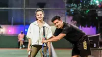 Ibnu Jamil dan Ririn Ekawati main tenis lapangan (Sumber: Instagram/ibnujamilo)