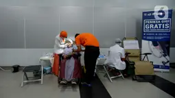 Tim dokter memeriksa gigi pasien saat pemeriksaan gigi gratis di Stasiun MRT Bundaran HI, Jakarta, Rabu (4/12/2019). Pemeriksaan tersebut untuk penyandang disabilitas yang menjadi penumpang MRT serta edukasi cara merawat gigi yang benar. (merdeka.com/Imam Buhori)