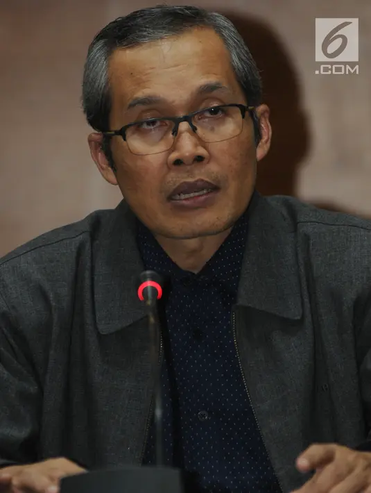 Wakil Ketua KPK Alexander Marwata memberikan keterangan terkait OTT hakim Pengadilan Negeri Jakarta Selatan, Rabu (28/11). Dalam kasus itu, KPK menetapkan 5 tersangka termasuk  hakim PN Jakarta Selatan dan pengacara. (Merdeka.com/Dwi Narwoko)