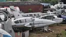 Bangkai pesawat saat berada di sebuah gudang di Desa Pondok Udik, Kabupaten Bogor, Minggu (9/1/2022). Sebelumnya 'kuburan' pesawat tersebut menjadi pemandangan unik bak sebuah bandara karena lokasi yang tepat berada di pinggir Jalan Raya Parung-Bogor. (merdeka.com/Iqbal S Nugroho)