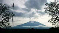 Status Gunung Agung di Karangasem, Bali, naik dari Normal ke Waspada pada 14 September 2017. Visual tanggal 1 Juli 2017. (Foto: Istimewa/PVMBG/Kementerian Energi dan Sumber Daya Mineral)