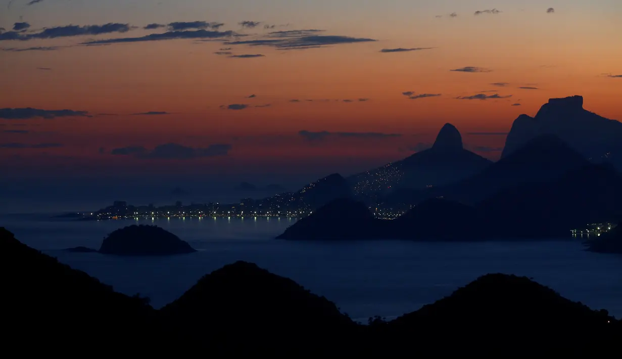 Pemandangan Rio de Janeiro ketika matahari mulai terbenam, dilihat dari Niteroi, Brasil 31 Mei 2016. (REUTERS/Ricardo Moraes)