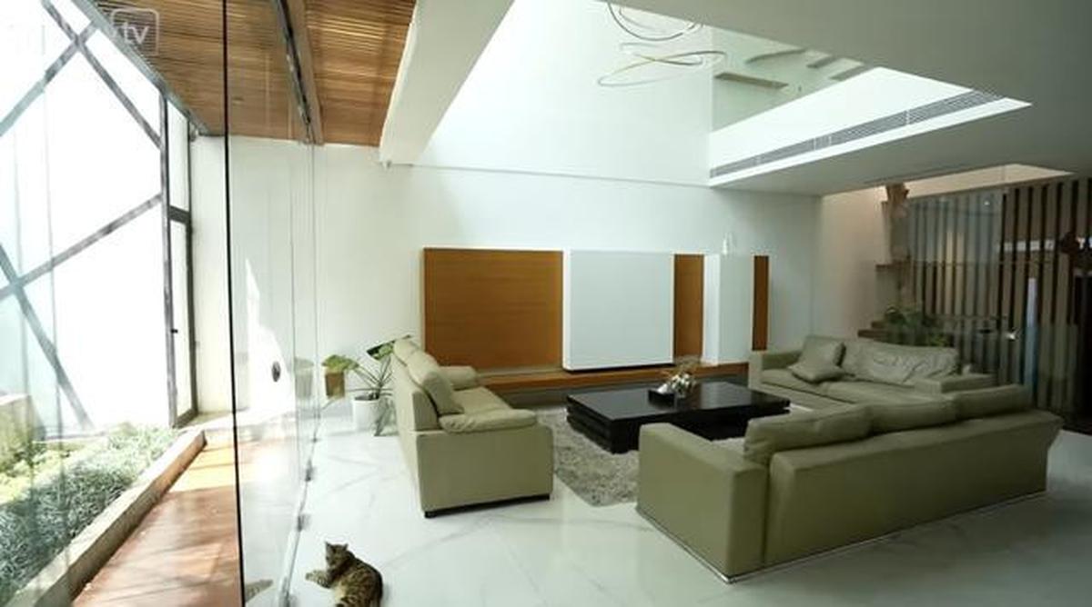 Potret Ruang TV Rumah Raditya Dika dan Anissa Aziza, Desain Modern Minimalis